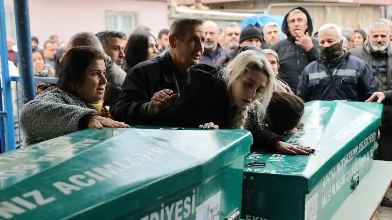 Adana’da Babalarının Öldürdüğü Kardeşler Gözyaşlarıyla Uğurlandı 2